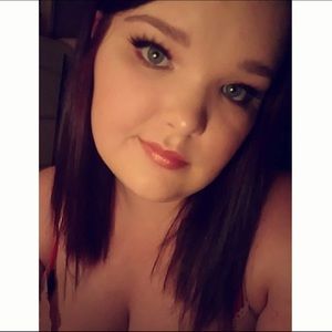 Meet your Posher, Larissa